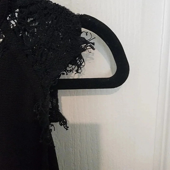 STICHFIX 41 HAWTHORN Jarred Lace Detail Cap-Sleeve Blouse XLP | Black - Picture 7 of 9